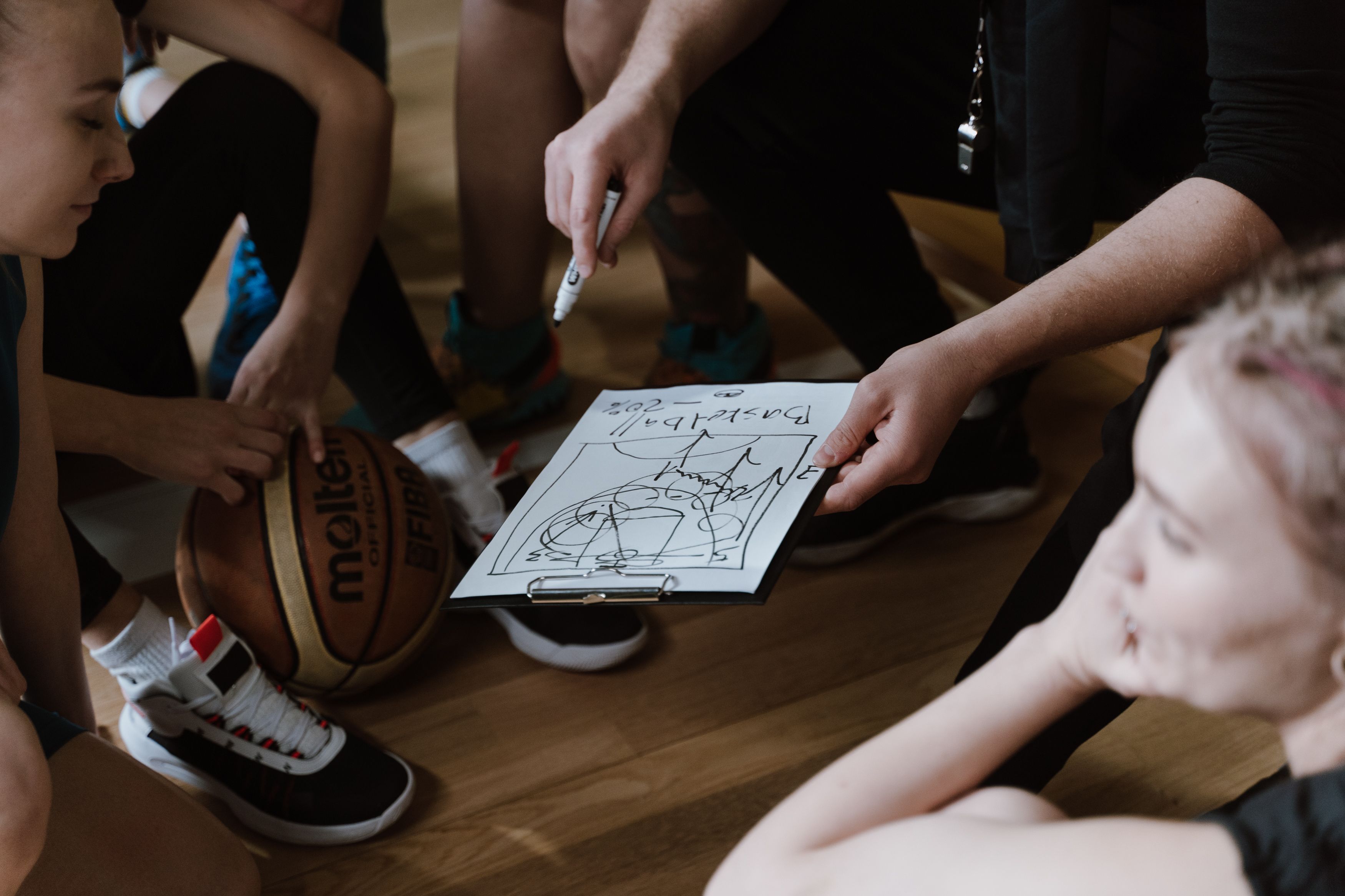 Sportler im Gespräch mit Trainer